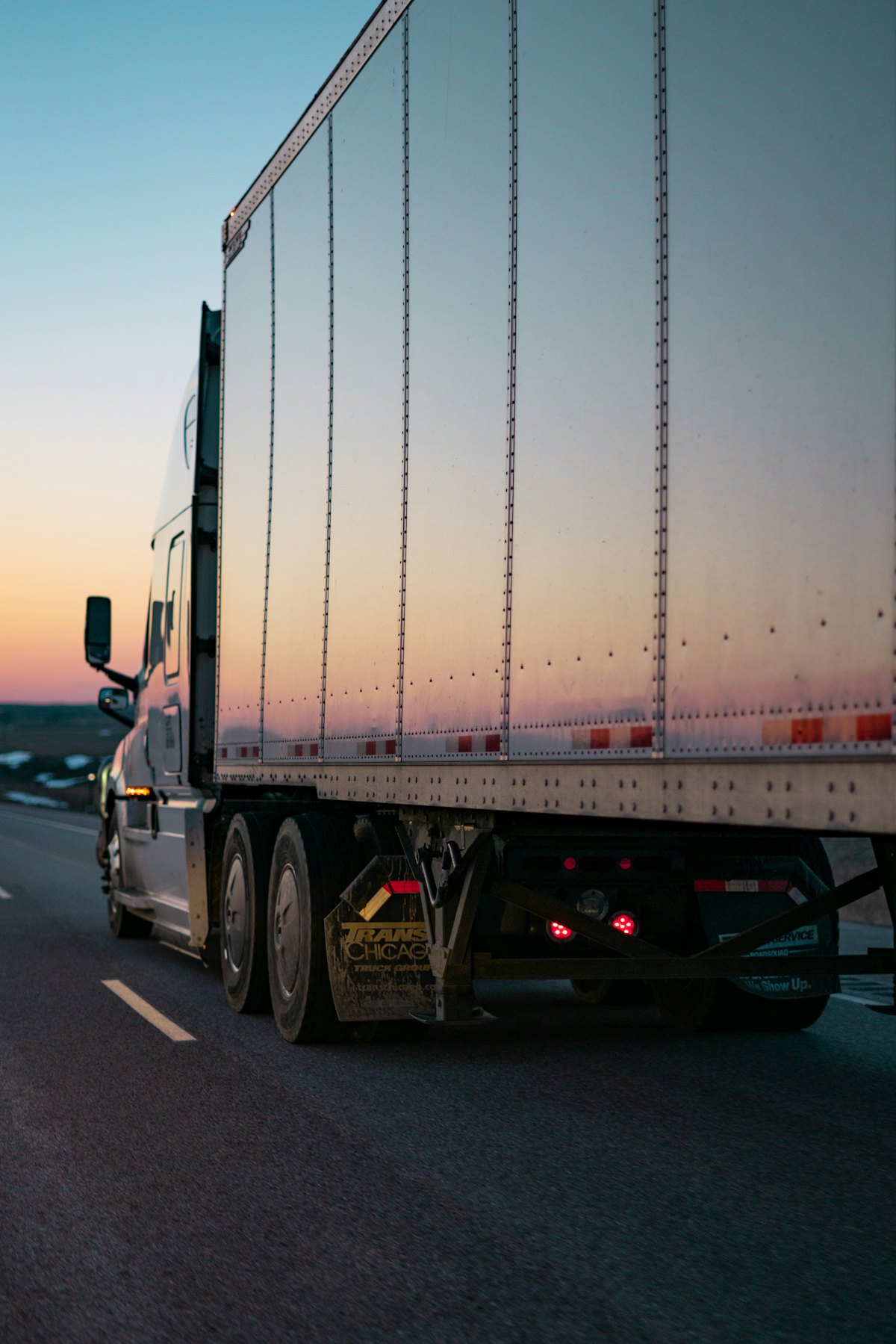 Tráiler circulando por autovía al anochecer