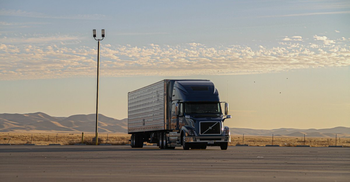 Camión tráiler aparcado al amanecer